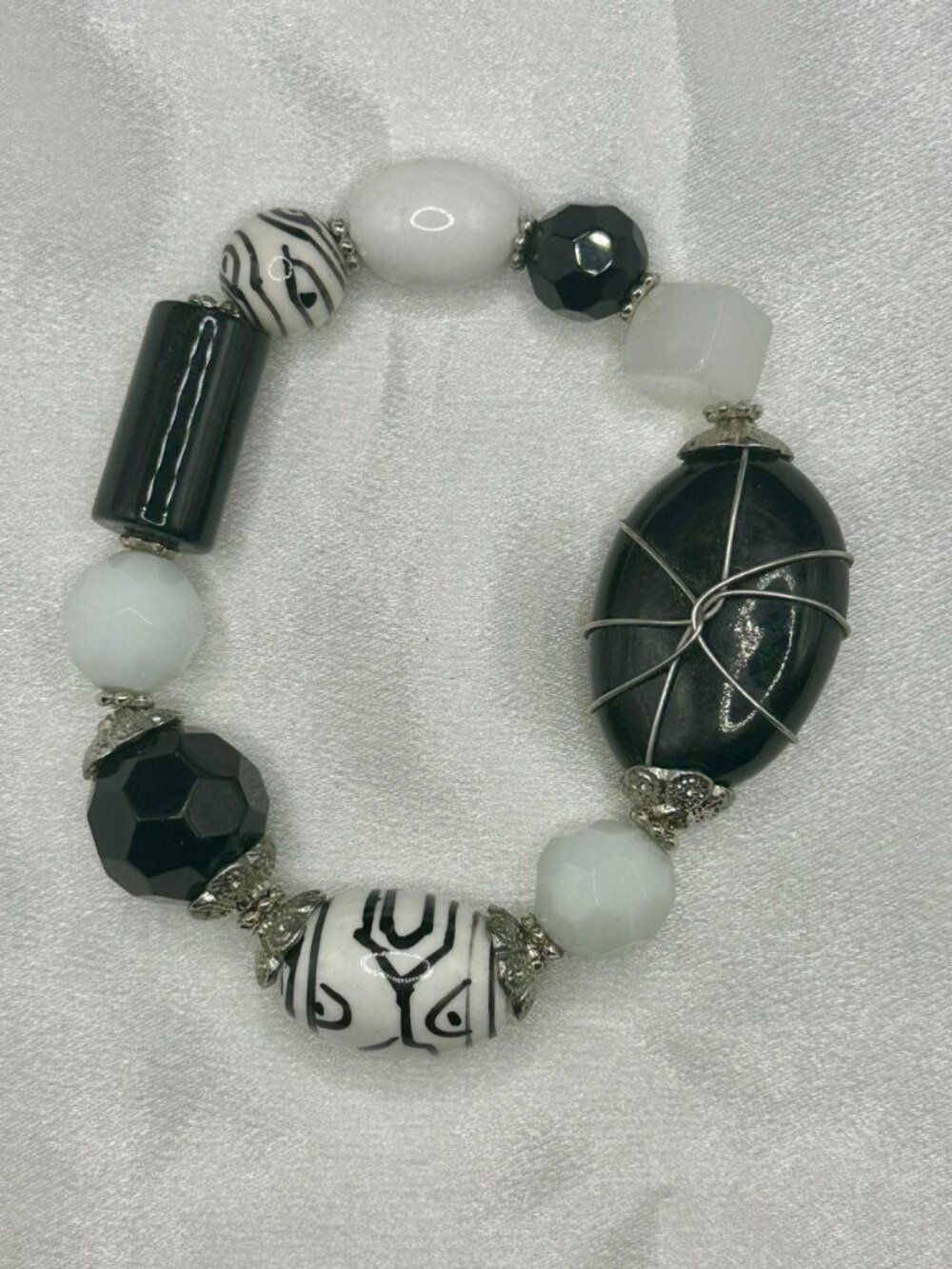 Vintage Y2K Black and White Art Glass Beaded Stretch Bracelet